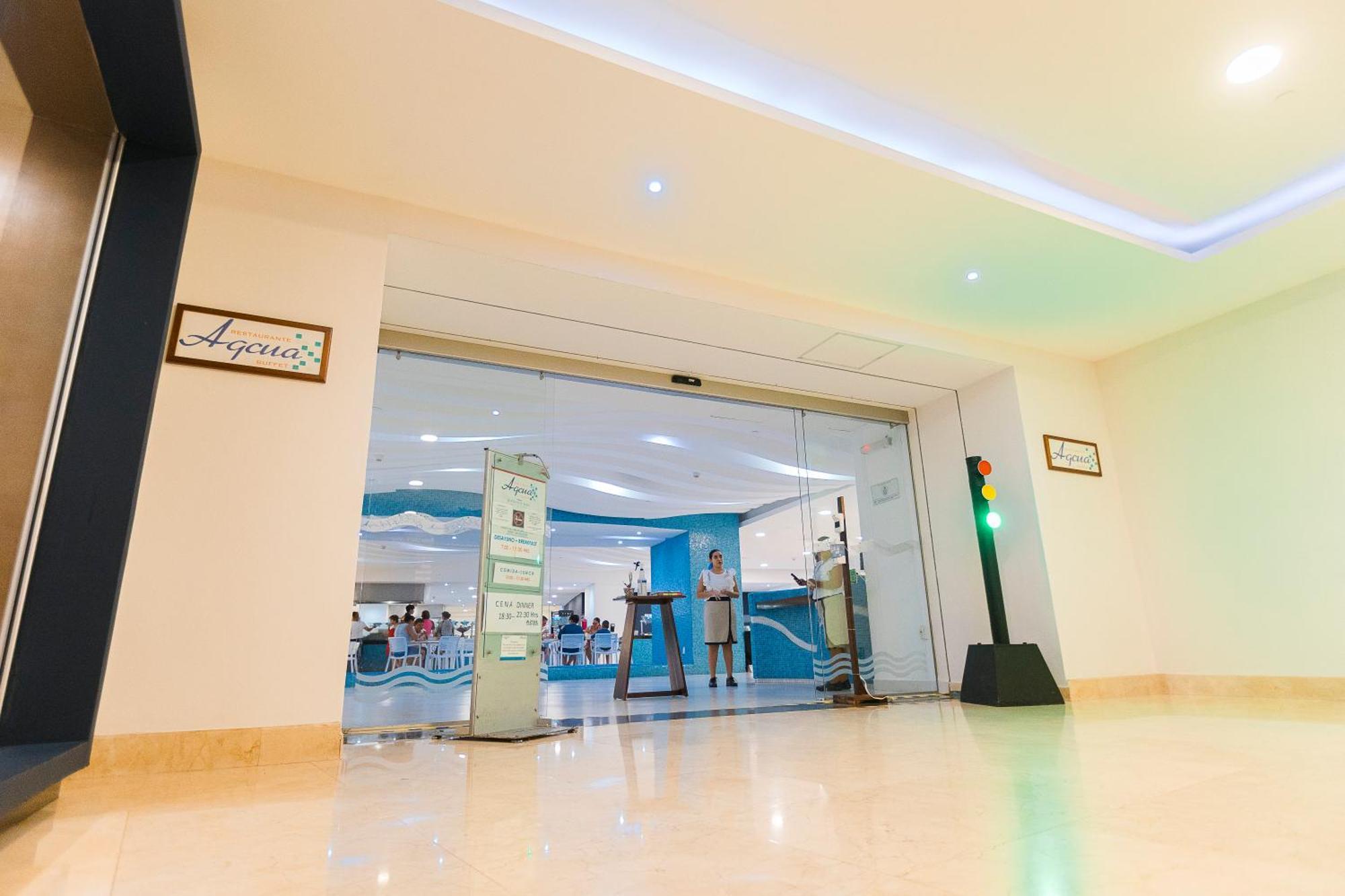 Azul Ixtapa Grand All Inclusive Suites - Spa & Convention Center Екстер'єр фото Entrance to the hospital